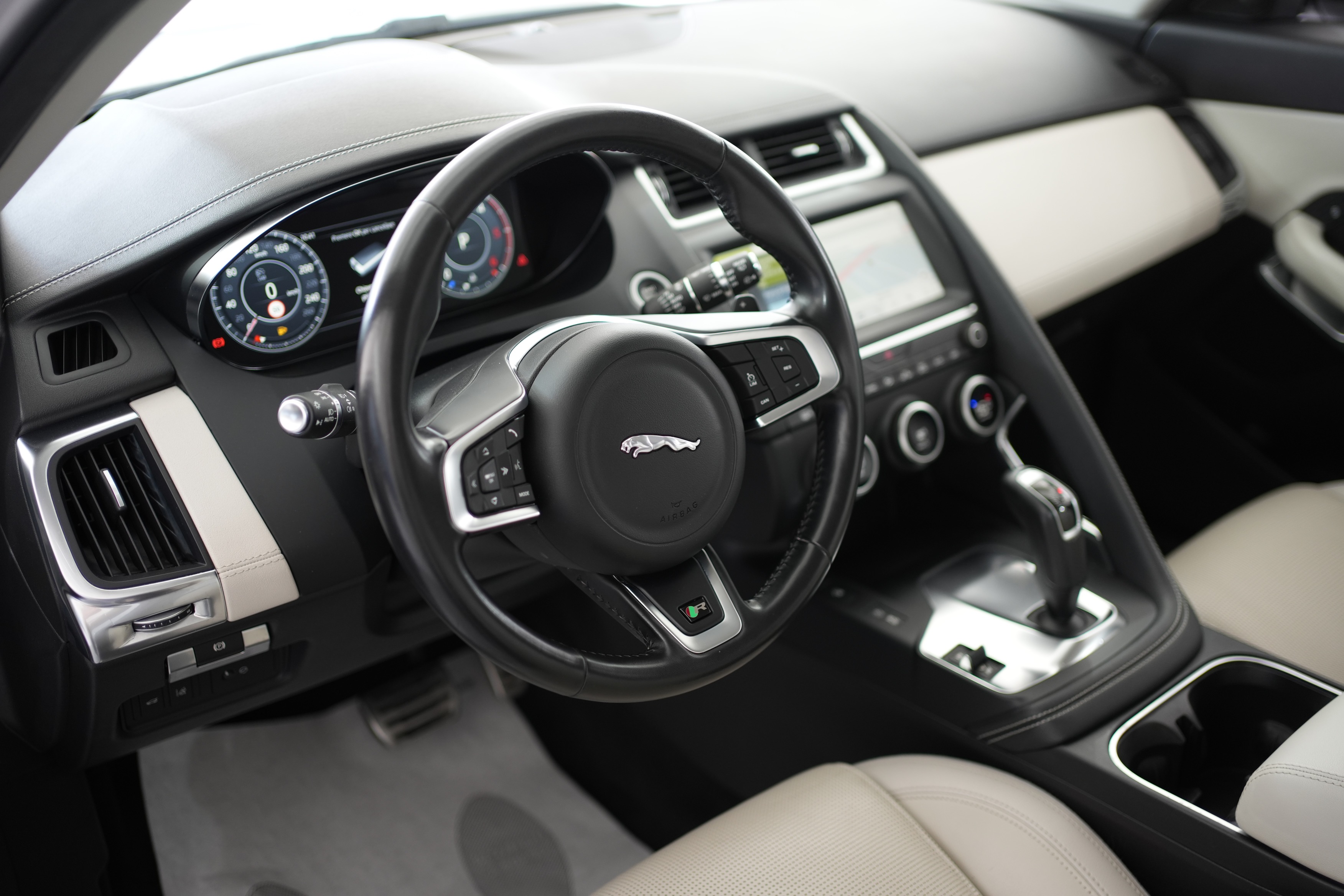 Jaguar E-Pace 2.0D 180 CV AWD R-Dynamic SE - foto 4